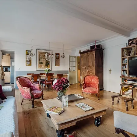 Veeve - Curator's Hideaway